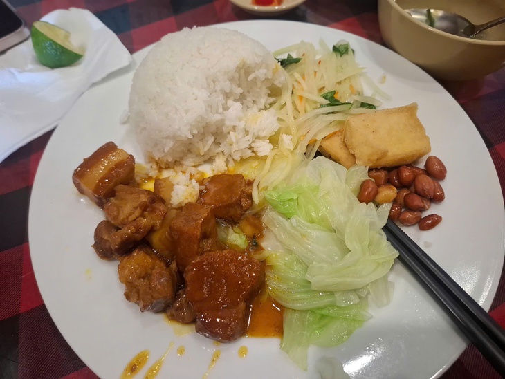 Hàng quán tăng giá, dân văn phòng rủ nhau mang cơm nhà đi làm- Ảnh 2.