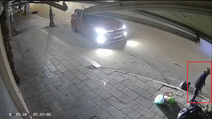 Đã xác minh được danh tính tài xế ô tô lao lên vỉa hè, tông gãy chân người phụ nữ rồi bỏ chạy- Ảnh 1. Đã xác minh được danh tính tài xế ô tô lao lên vỉa hè, tông gãy chân người phụ nữ rồi bỏ chạy- Ảnh 1.