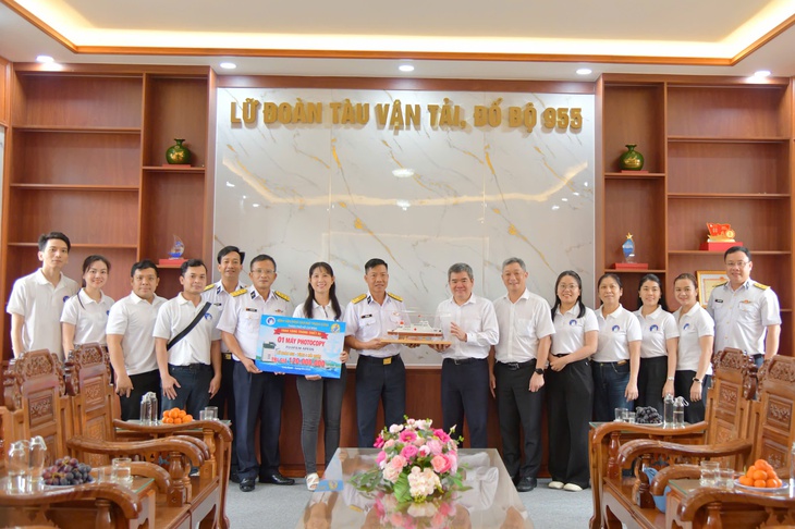 Bệnh viện Răng Hàm Mặt Trung ương TP Hồ Chí Minh thăm, tặng quà Lữ đoàn 955- Ảnh 1. Bệnh viện Răng Hàm Mặt Trung ương TP Hồ Chí Minh thăm, tặng quà Lữ đoàn 955- Ảnh 1.