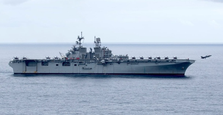 Siêu tàu đổ bộ Mỹ mang tiêm kích F-35B từ Nhật Bản tới Trung Đông mạnh thế nào?- Ảnh 1. Siêu tàu đổ bộ Mỹ mang tiêm kích F-35B từ Nhật Bản tới Trung Đông mạnh thế nào?- Ảnh 1.