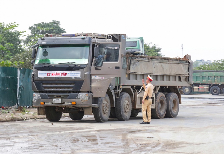 Hà Nội: Xe tải làm rơi đất trên đường, CSGT truy tận công trường xử lý- Ảnh 4.