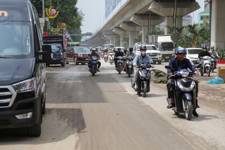 Hà Nội: Xe tải làm rơi đất trên đường, CSGT truy tận công trường xử lý- Ảnh 3.