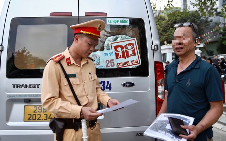 Hà Nội: Kiểm tra xe chở học sinh, tài xế được test nồng độ cồn, ma túy