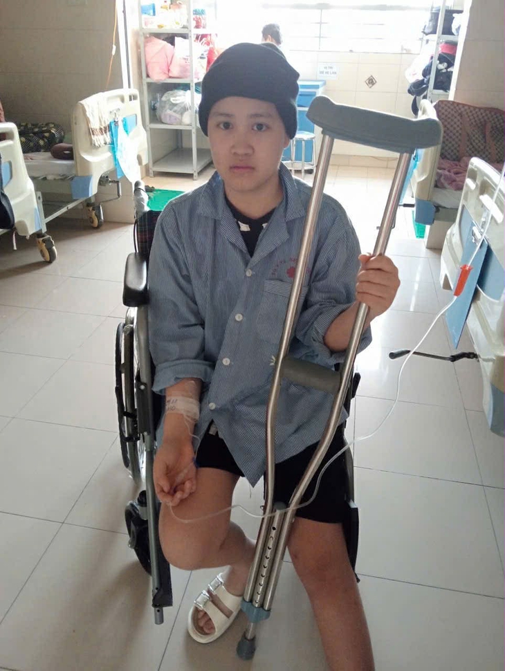 Mồ côi bố, nữ sinh 19 tuổi bị ung thư cần 100 triệu đồng để giữ lại chân- Ảnh 1.