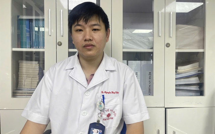 Bác sĩ quỳ giữa đường Nguyễn Chí Thanh ép tim cứu người: "Lúc bệnh nhân thở lại, tất cả đều vỡ òa cảm xúc"