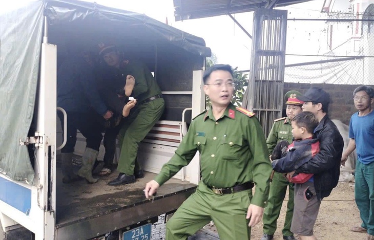 Công an xã dùng xe công vụ chở hai bố con bị tai nạn đi cấp cứu- Ảnh 1.