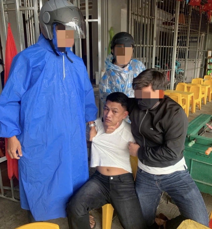 Siết cổ người phụ nữ đang cắt rau ngoài đồng cướp bông tai vàng- Ảnh 1.