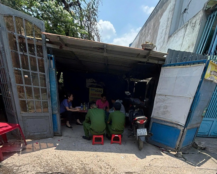 Nghi mâu thuẫn gia đình, người đàn ông tự thiêu khiến vợ và con trai bị bỏng- Ảnh 1. Nghi mâu thuẫn gia đình, người đàn ông tự thiêu khiến vợ và con trai bị bỏng- Ảnh 1.
