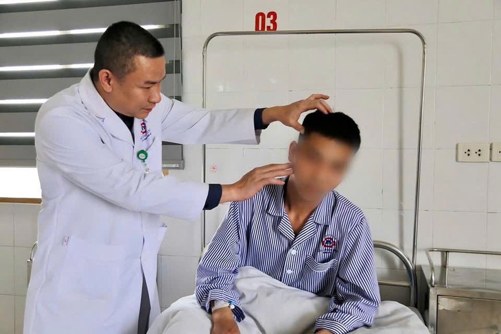 Phẫu thuật lấy dị vật lò xo bút bi 'ngủ quên' 13 năm trong vùng thái dương- Ảnh 3. Phẫu thuật lấy dị vật lò xo bút bi 'ngủ quên' 13 năm trong vùng thái dương- Ảnh 3.