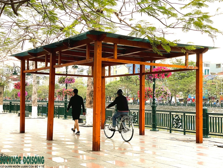 Hải Phòng tháo dỡ ki - ốt mục ruỗng ven hồ Tam Bạc để đảm bảo an toàn cho người dân- Ảnh 1. Hải Phòng tháo dỡ ki - ốt mục ruỗng ven hồ Tam Bạc để đảm bảo an toàn cho người dân- Ảnh 1.