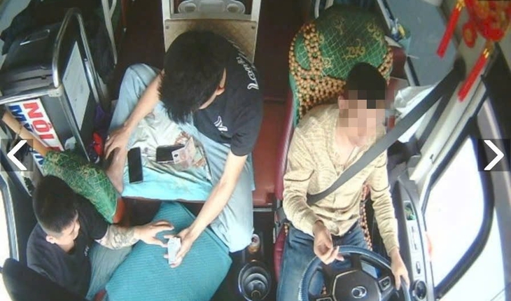 'Đánh cược' tính mạng hành khách, lái xe và phụ xe đánh bài khi xe chạy trên cao tốc- Ảnh 2. 'Đánh cược' tính mạng hành khách, lái xe và phụ xe đánh bài khi xe chạy trên cao tốc- Ảnh 2.