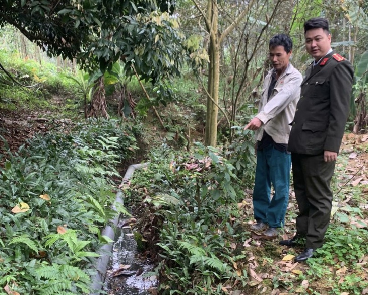 Bị phản ánh xả thải ra ruộng của dân, chủ trang trại lợn bị phạt 107 triệu đồng- Ảnh 1.