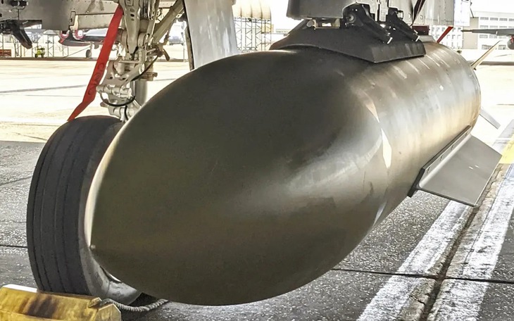 Mỹ tung bom xuyên hầm 2 tấn đánh thẳng trận địa tên lửa Iran ở eo biển Hormuz