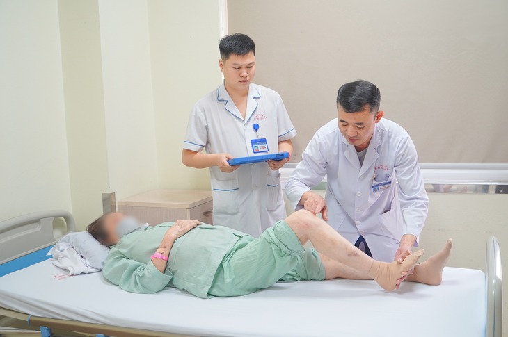 Thoái hóa khớp gối giai đoạn cuối được thay khớp bằng robot, người bệnh sớm đi lại sau mổ- Ảnh 1. Thoái hóa khớp gối giai đoạn cuối được thay khớp bằng robot, người bệnh sớm đi lại sau mổ- Ảnh 1.