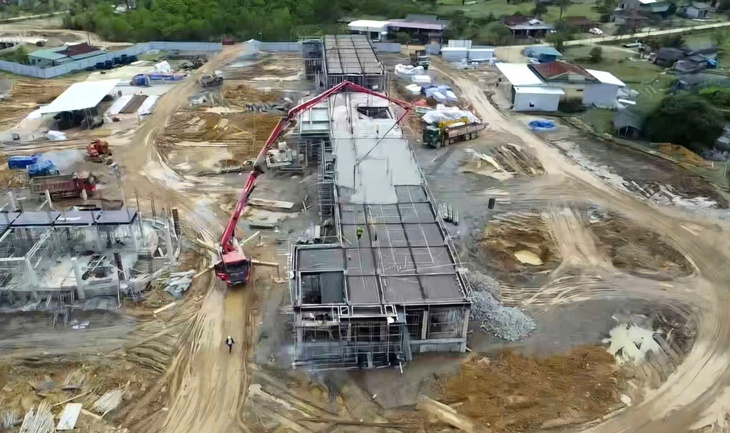 Những ngôi trường nội trú liên cấp dần thành hình giữa núi rừng A Lưới- Ảnh 1.