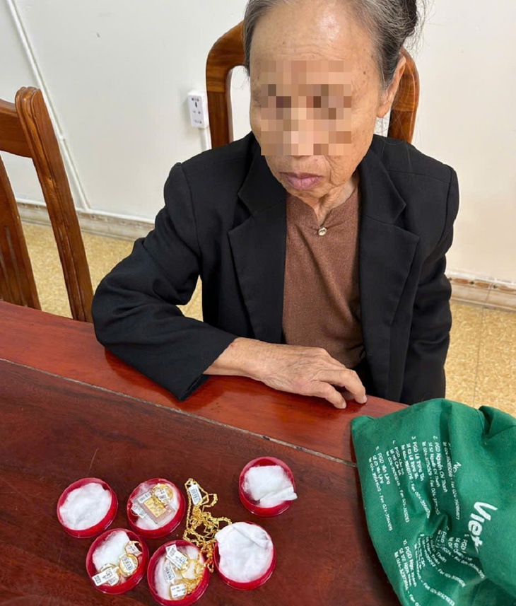 Tin lời công an ‘dởm’, cụ bà mang 19 chỉ vàng đi bán
- Ảnh 2.