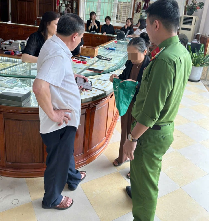 Tin lời công an ‘dởm’, cụ bà mang 19 chỉ vàng đi bán
- Ảnh 1.