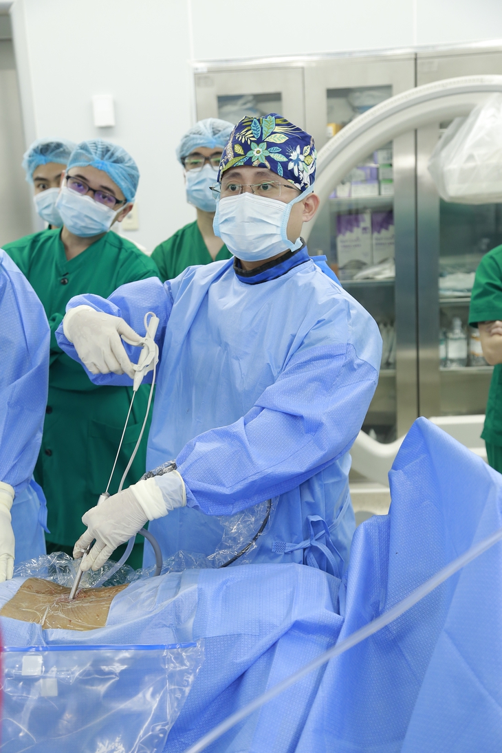 Chỉ 3h sau mổ thoát vị đĩa đệm, bệnh nhân không chỉ hết đau vật vã mà còn tự đi được- Ảnh 1.