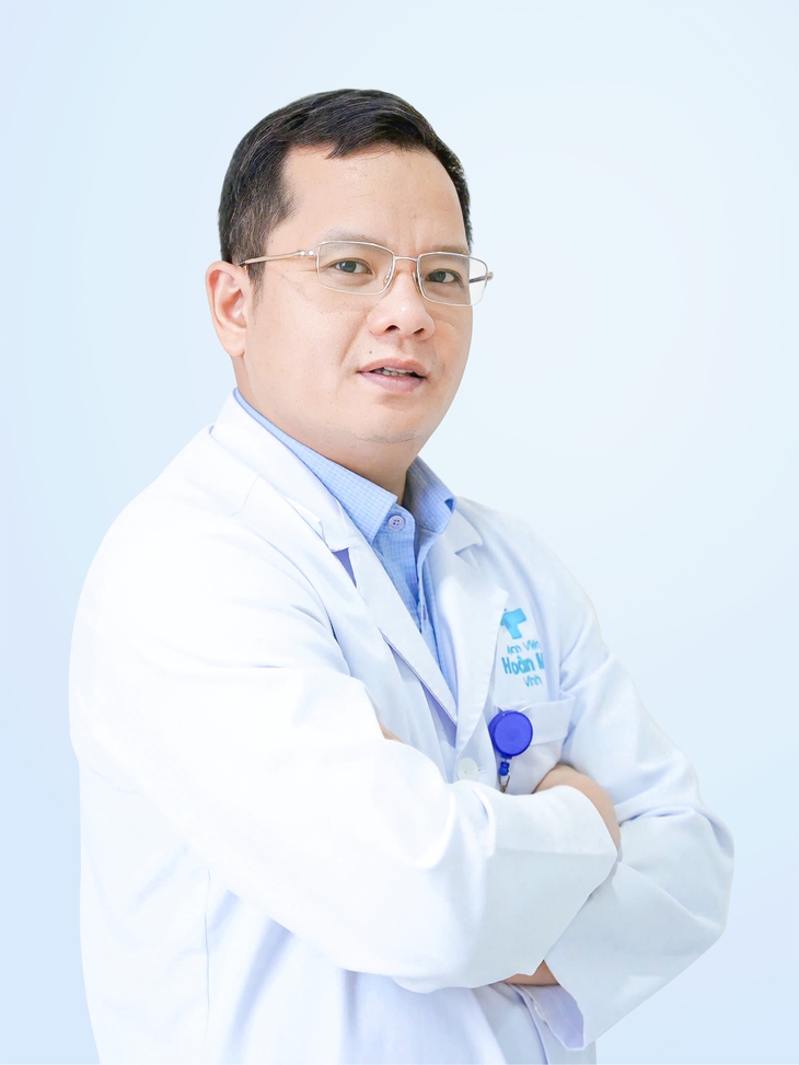 Giám đốc Sở Y tế Nghệ An tặng giấy khen 2 bác sĩ cứu người ngã quỵ ở sân thể thao- Ảnh 1.