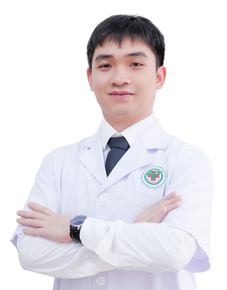 Giám đốc Sở Y tế Nghệ An tặng giấy khen 2 bác sĩ cứu người ngã quỵ ở sân thể thao- Ảnh 2.