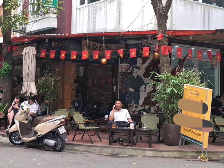 Bỏ cà phê, tự đánh giày, không ăn vặt: Dân văn phòng thắt chặt chi tiêu - Ảnh 1.
