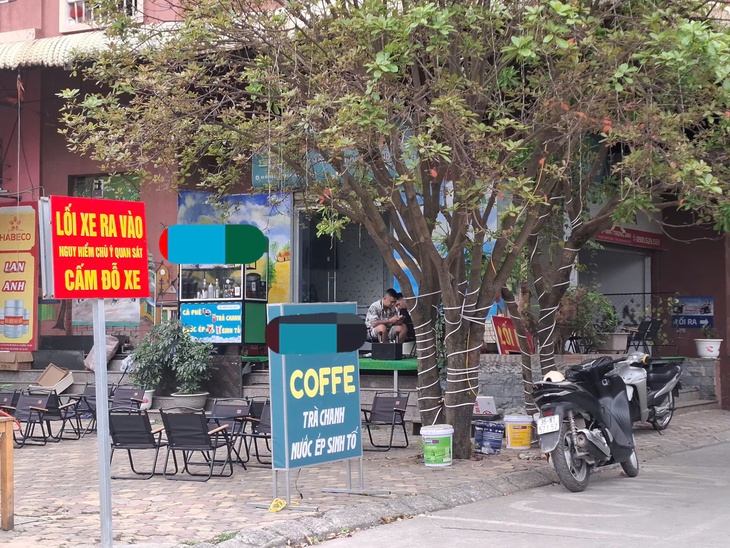 Bỏ cà phê, tự đánh giày, không ăn vặt: Dân văn phòng thắt chặt chi tiêu - Ảnh 2.