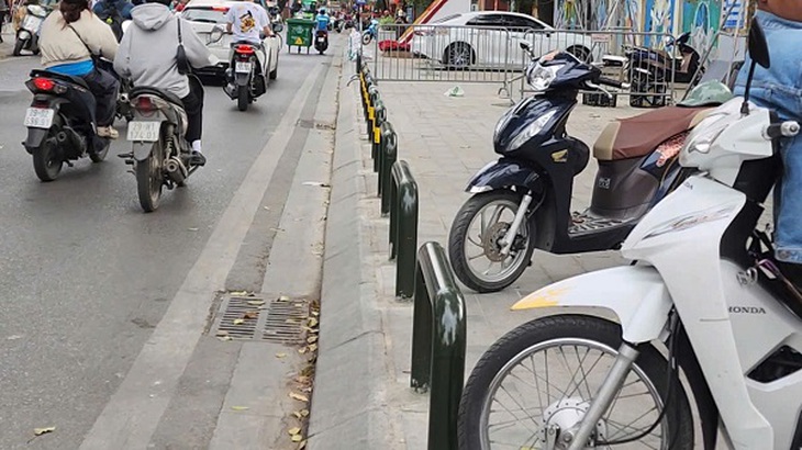 ‘Giải cứu’ vỉa hè, trả lại không gian an toàn trước cổng trường học- Ảnh 4.