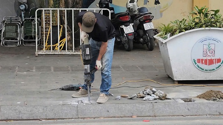 ‘Giải cứu’ vỉa hè, trả lại không gian an toàn trước cổng trường học- Ảnh 2.