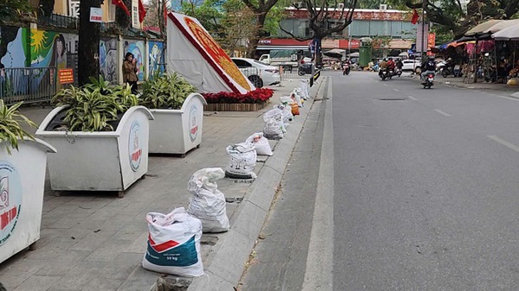 ‘Giải cứu’ vỉa hè, trả lại không gian an toàn trước cổng trường học- Ảnh 1.