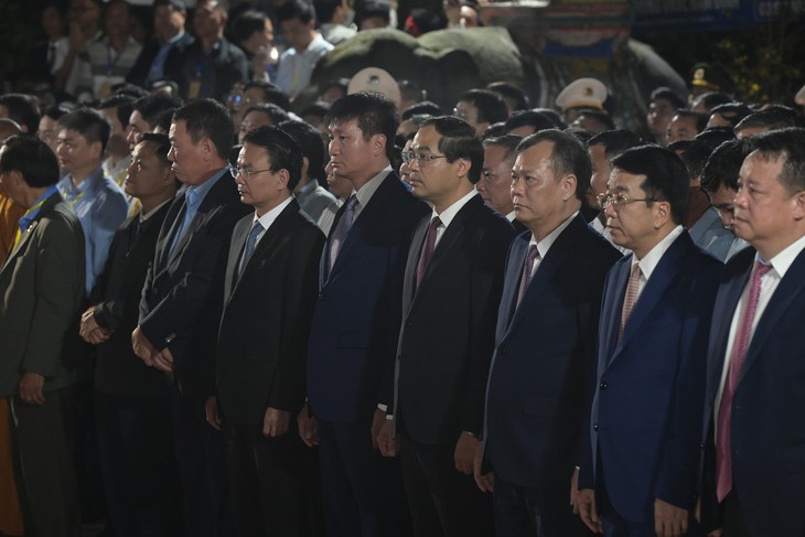Hàng nghìn người xếp hàng chờ khai ấn Đền Trần Nam Định 2026 trong đêm- Ảnh 1.