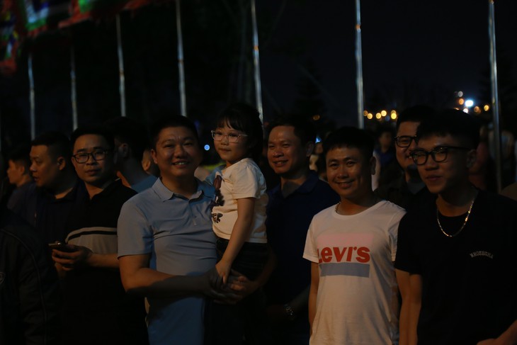 Hàng nghìn người xếp hàng chờ khai ấn Đền Trần Nam Định 2026 trong đêm- Ảnh 10.