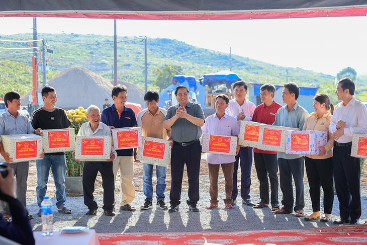 Thủ tướng khảo sát tái thiết vùng bão lũ miền Trung- Ảnh 2.