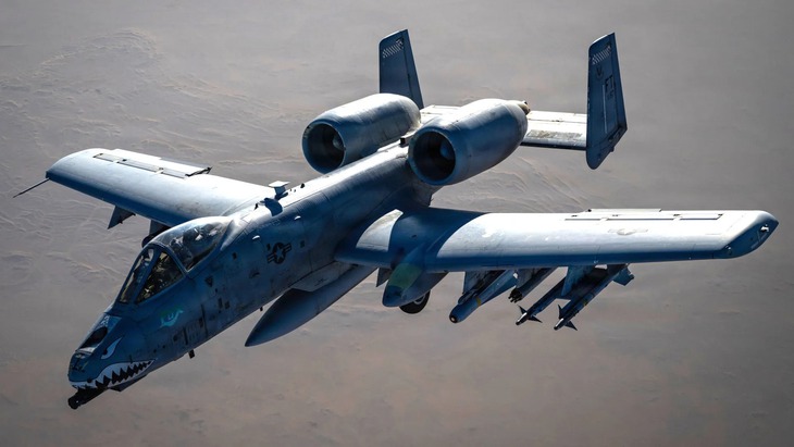 'Xe tăng bay' A-10 Warthog của Mỹ săn lùng mục tiêu Iran tại eo biển Hormuz- Ảnh 1.