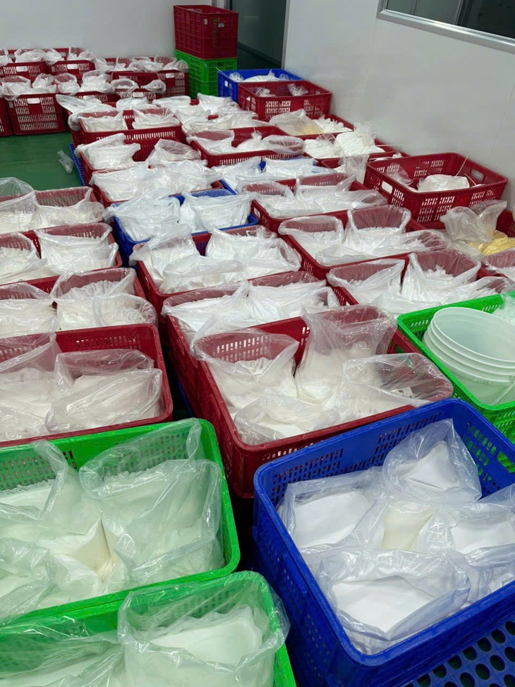 TPHCM: Triệt phá 'đại công xưởng' sản xuất mỹ phẩm giả gắn mác ngoại nhập- Ảnh 5. TPHCM: Triệt phá 'đại công xưởng' sản xuất mỹ phẩm giả gắn mác ngoại nhập- Ảnh 5.