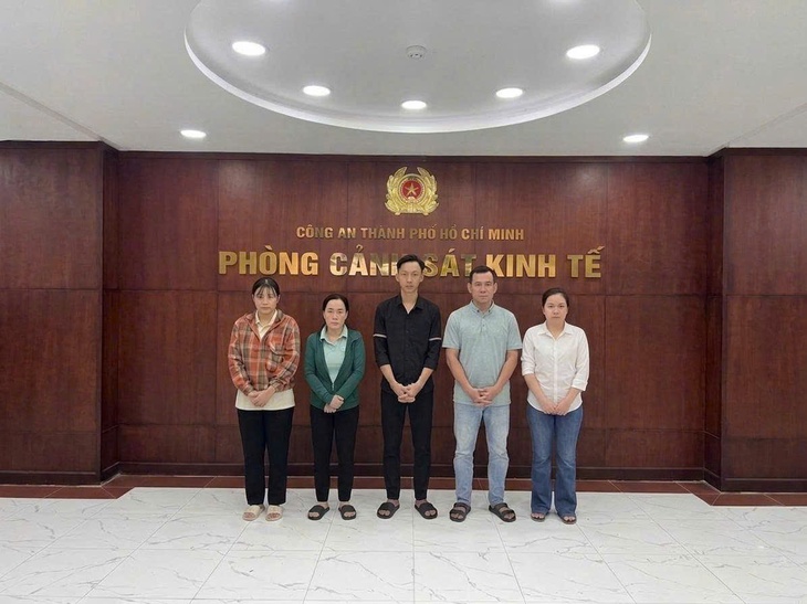 TPHCM: Triệt phá 'đại công xưởng' sản xuất mỹ phẩm giả gắn mác ngoại nhập- Ảnh 1. TPHCM: Triệt phá 'đại công xưởng' sản xuất mỹ phẩm giả gắn mác ngoại nhập- Ảnh 1.