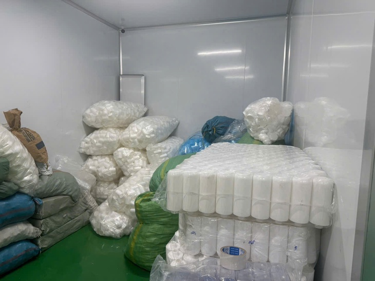TPHCM: Triệt phá 'đại công xưởng' sản xuất mỹ phẩm giả gắn mác ngoại nhập- Ảnh 3. TPHCM: Triệt phá 'đại công xưởng' sản xuất mỹ phẩm giả gắn mác ngoại nhập- Ảnh 3.