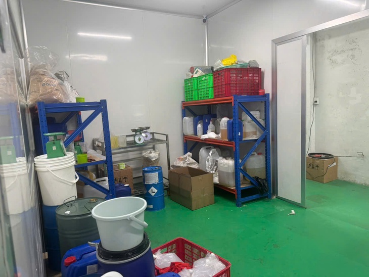 TPHCM: Triệt phá 'đại công xưởng' sản xuất mỹ phẩm giả gắn mác ngoại nhập- Ảnh 6. TPHCM: Triệt phá 'đại công xưởng' sản xuất mỹ phẩm giả gắn mác ngoại nhập- Ảnh 6.