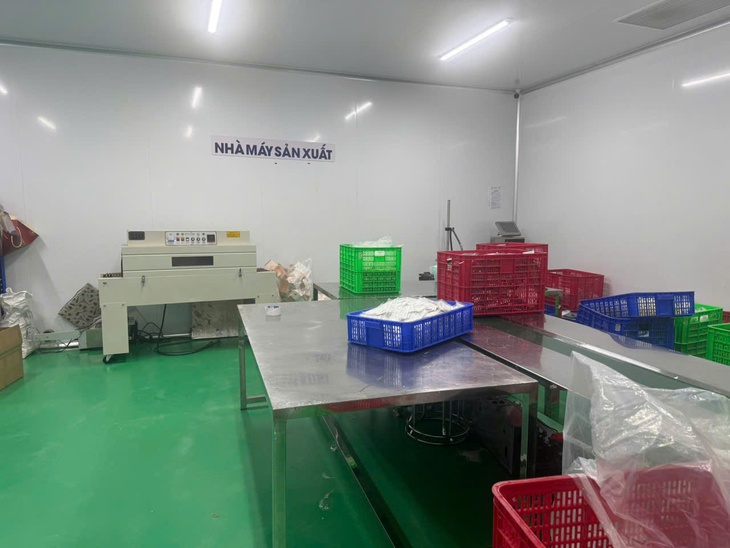 TPHCM: Triệt phá 'đại công xưởng' sản xuất mỹ phẩm giả gắn mác ngoại nhập- Ảnh 4. TPHCM: Triệt phá 'đại công xưởng' sản xuất mỹ phẩm giả gắn mác ngoại nhập- Ảnh 4.