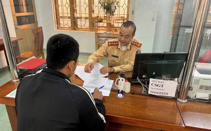Đi ngược chiều, tài xế ô tô bị phạt 19 triệu đồng, trừ 4 điểm bằng lái