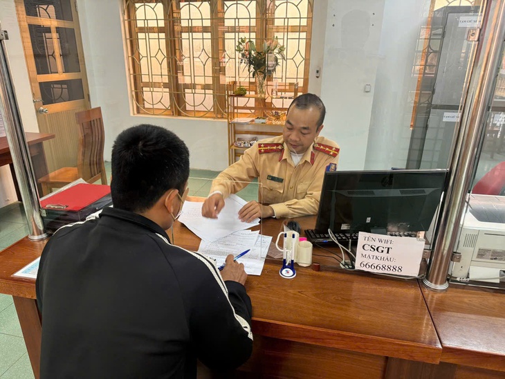 Đi ngược chiều, tài xế ô tô bị phạt 19 triệu đồng, trừ 4 điểm bằng lái- Ảnh 1.