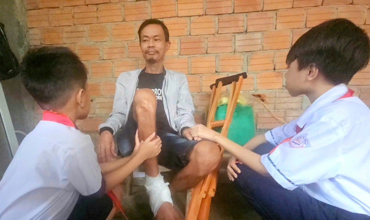 Thương cảnh người cha mắc bệnh hiểm nghèo mong hai con nhỏ tiếp tục được đến trường- Ảnh 1.
