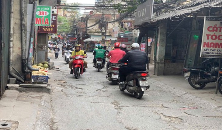 'Ổ voi, ổ gà' bẫy người đi đường trên nhiều tuyến phố Hà Nội- Ảnh 1. 'Ổ voi, ổ gà' bẫy người đi đường trên nhiều tuyến phố Hà Nội- Ảnh 1.
