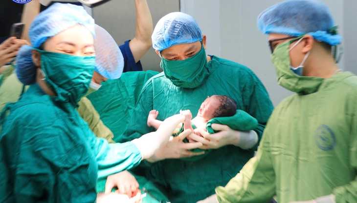 Sản phụ 60 tuổi sinh con khỏe mạnh giữa hành trình đầy thử thách- Ảnh 1.