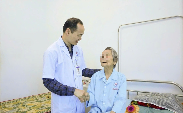 Ca phẫu thuật đặc biệt trả lại ánh sáng cho cụ bà 104 tuổi- Ảnh 1. Ca phẫu thuật đặc biệt trả lại ánh sáng cho cụ bà 104 tuổi- Ảnh 1.