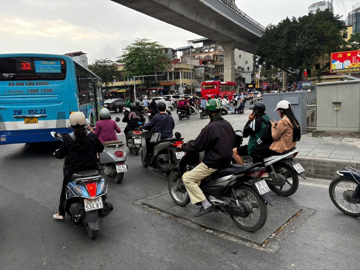 'Ổ voi, ổ gà' bẫy người đi đường trên nhiều tuyến phố Hà Nội- Ảnh 3. 'Ổ voi, ổ gà' bẫy người đi đường trên nhiều tuyến phố Hà Nội- Ảnh 3.