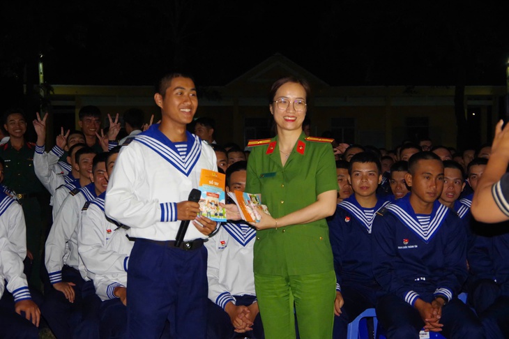 Hơn 700 chiến sĩ mới Vùng 3 Hải quân được trang bị kiến thức phòng, chống ma túy- Ảnh 2. Hơn 700 chiến sĩ mới Vùng 3 Hải quân được trang bị kiến thức phòng, chống ma túy- Ảnh 2.