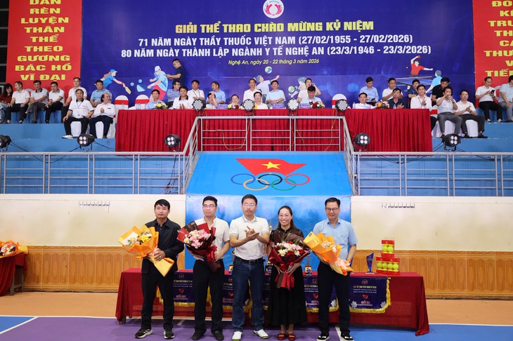 Hơn 750 cán bộ y tế Nghệ An tranh tài tại hội thao kỷ niệm 80 năm ngành- Ảnh 2. Hơn 750 cán bộ y tế Nghệ An tranh tài tại hội thao kỷ niệm 80 năm ngành- Ảnh 2.