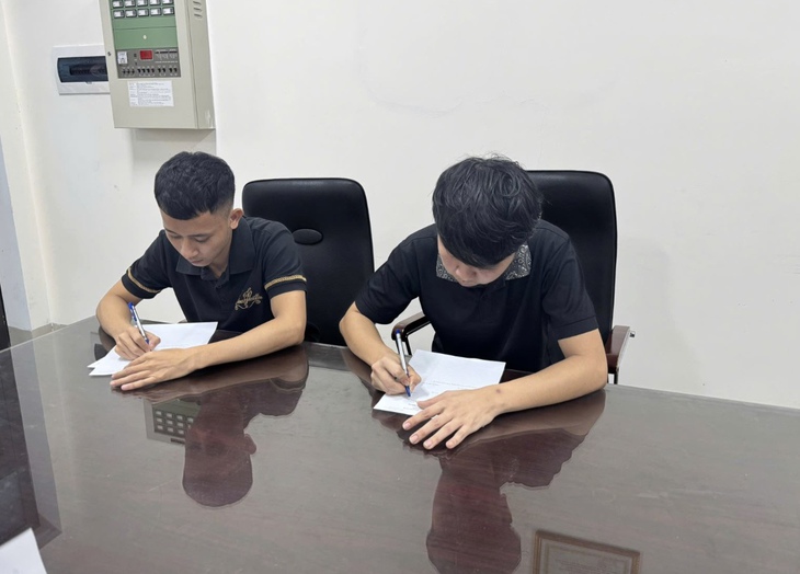 Phát hiện 2 thanh niên đánh bạc trên điện thoại- Ảnh 1.