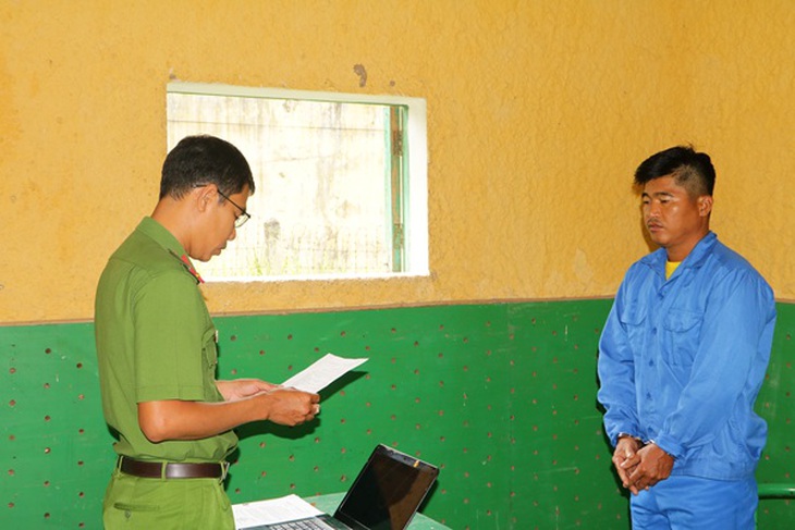 Mẹ bị doạ đâm, con trai quật ngã đánh bố đẻ tử vong- Ảnh 1.