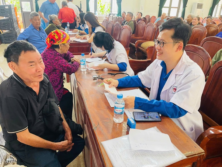 Nam bác sĩ trẻ vừa cầm dao mổ, vừa 'giữ lửa' phong trào ở tuyến cơ sở- Ảnh 4.